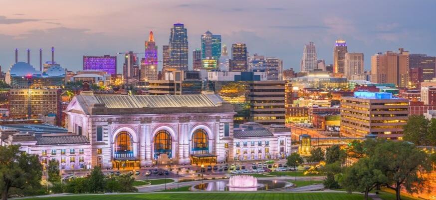 KC Skyline showing World War 1 Museum and City Hall.